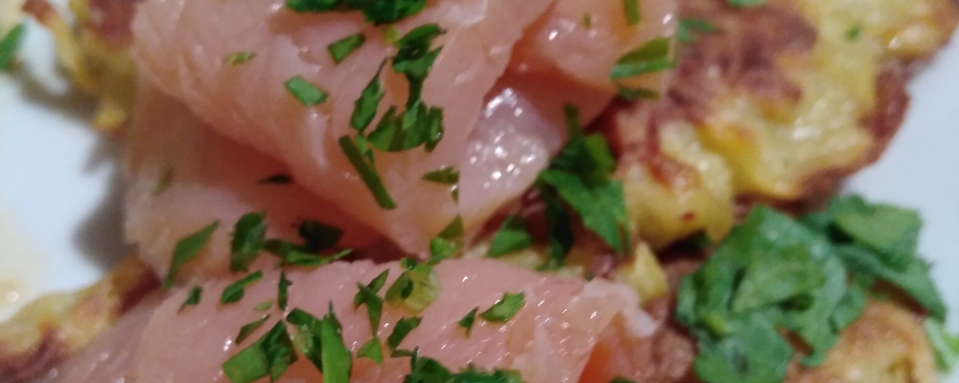 closeup latkes, dinner pancakes, crispy pancakes, savoury pancakes, dinner recipe, alternative to gluten, gluten free, alternative recipe, gluten alternative recipe, healthy recipe, healthy pancake