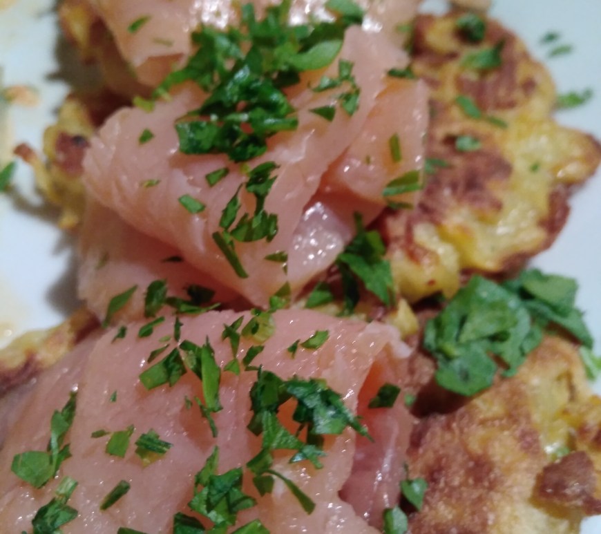 closeup latkes, dinner pancakes, crispy pancakes, savoury pancakes, dinner recipe, alternative to gluten, gluten free, alternative recipe, gluten alternative recipe, healthy recipe, healthy pancake